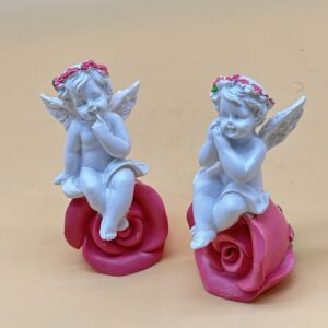 Angelito Sentado en Rosa