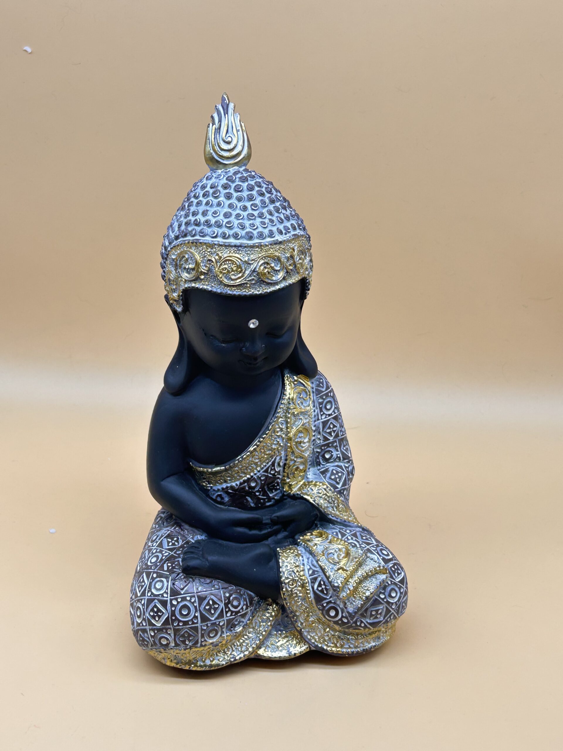 Buda meditativo negro con detalles dorados y piedra en la frente - Imagen 2