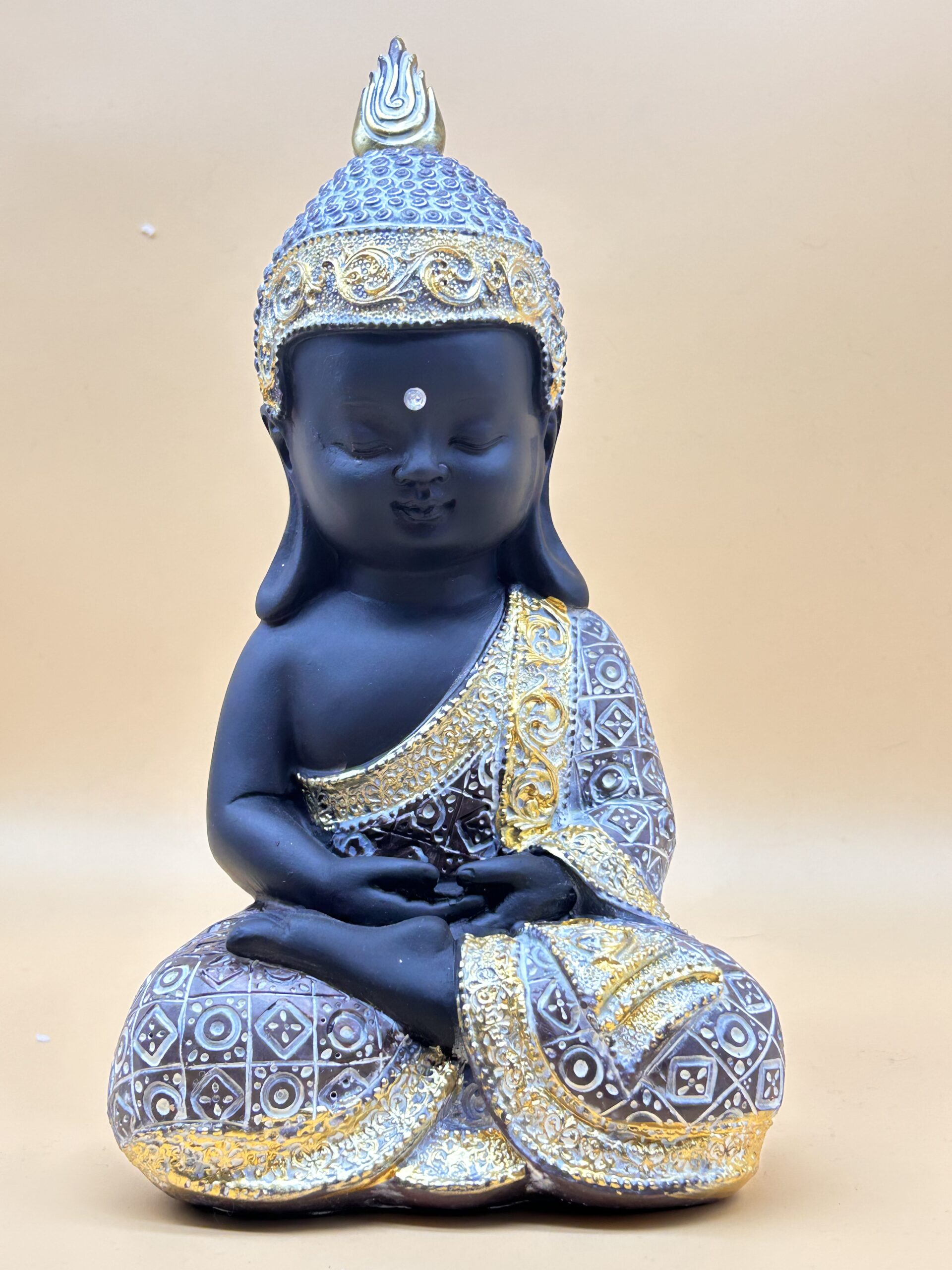 Buda meditativo negro con detalles dorados y piedra en la frente