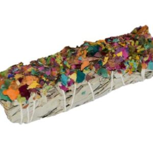 atados con salvia y virutas de petalos de flor multicolor