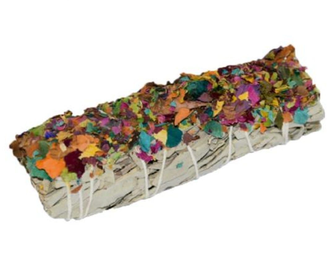 atados con salvia y virutas de petalos de flor multicolor